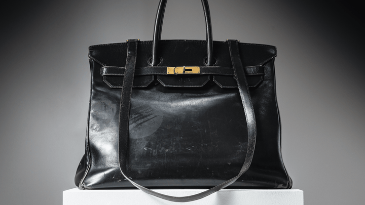 Vente record : le premier sac Hermès Birkin de Jane Birkin adjugé 8,6 M€ chez Sotheby’s