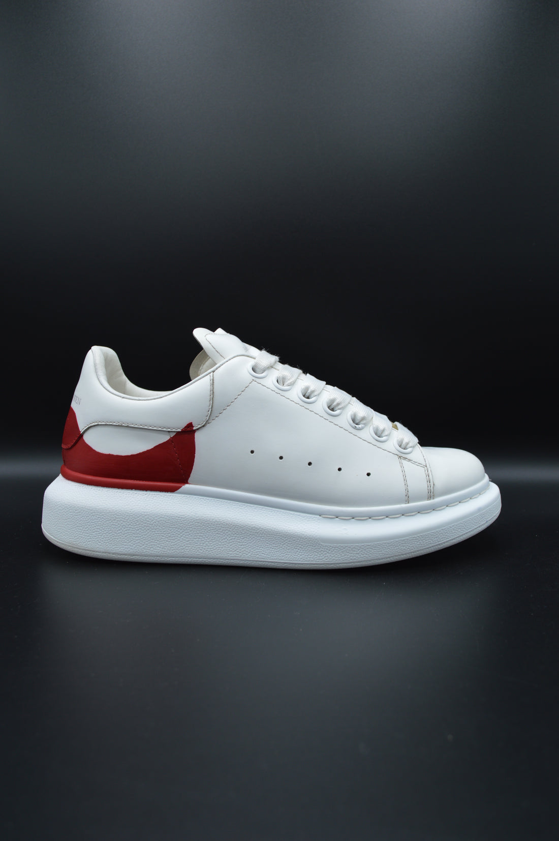 Alexander Mcqueen Baskets oversize blanc et rouge en cuir