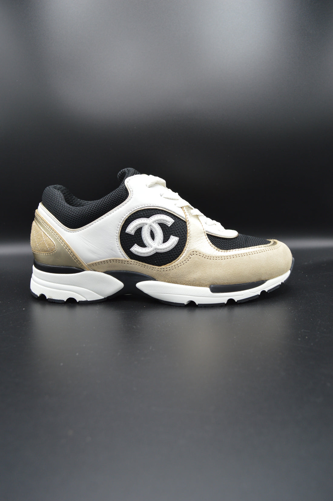 Chanel-Baskets basses cuir,toile et daim blanc,doré,noir et beige